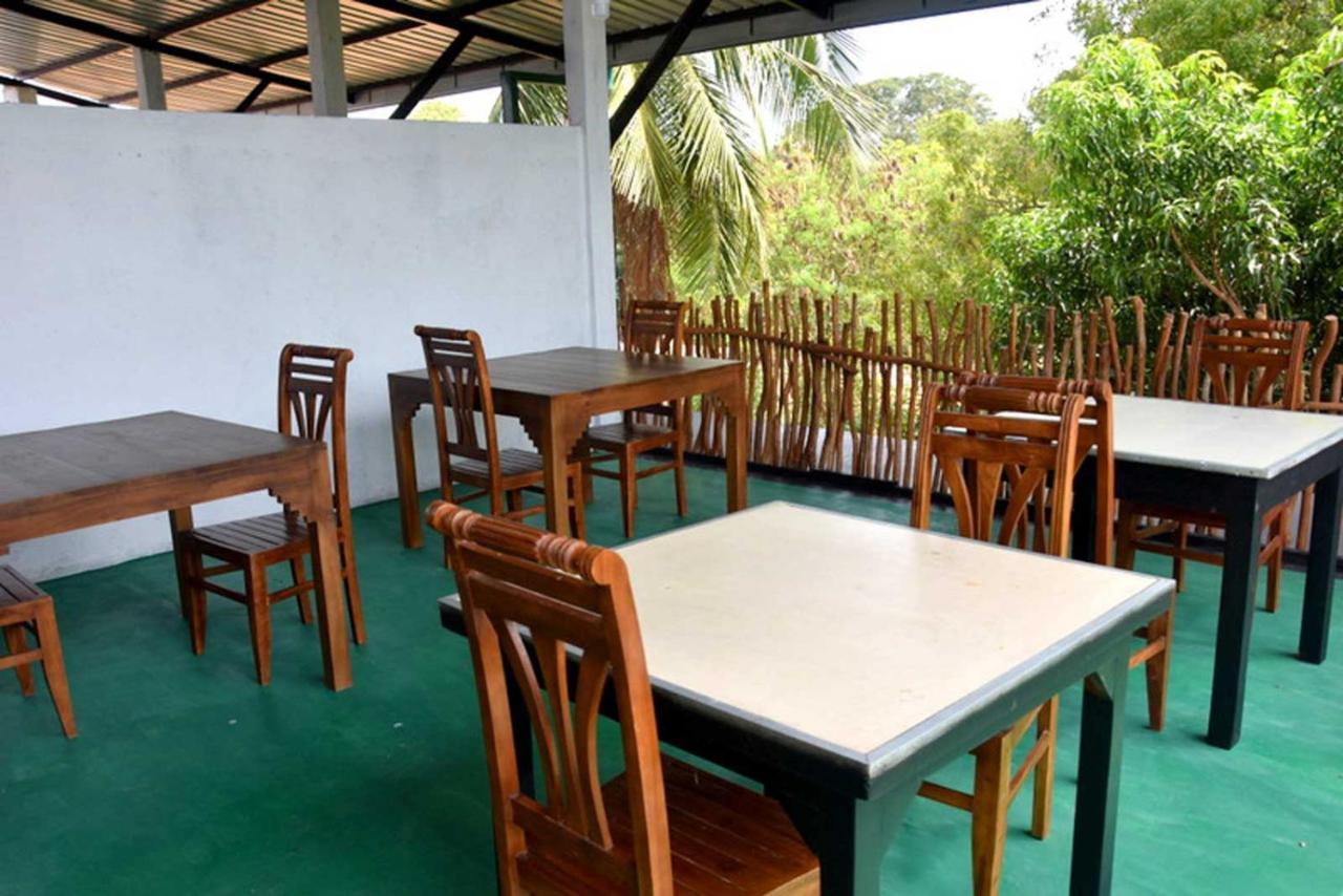 Thinaya Lake Resort Anuradhapura Esterno foto