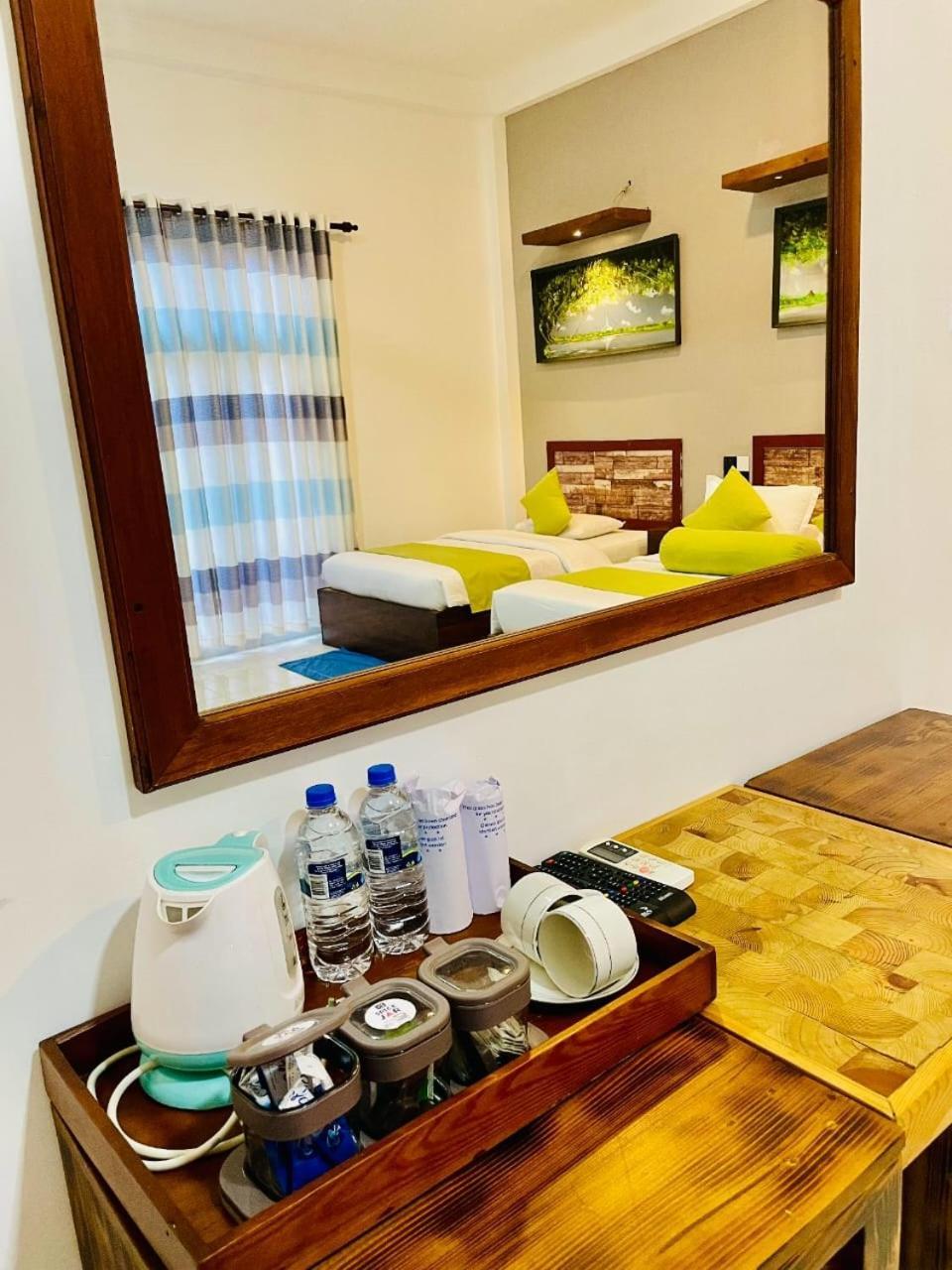 Thinaya Lake Resort Anuradhapura Esterno foto