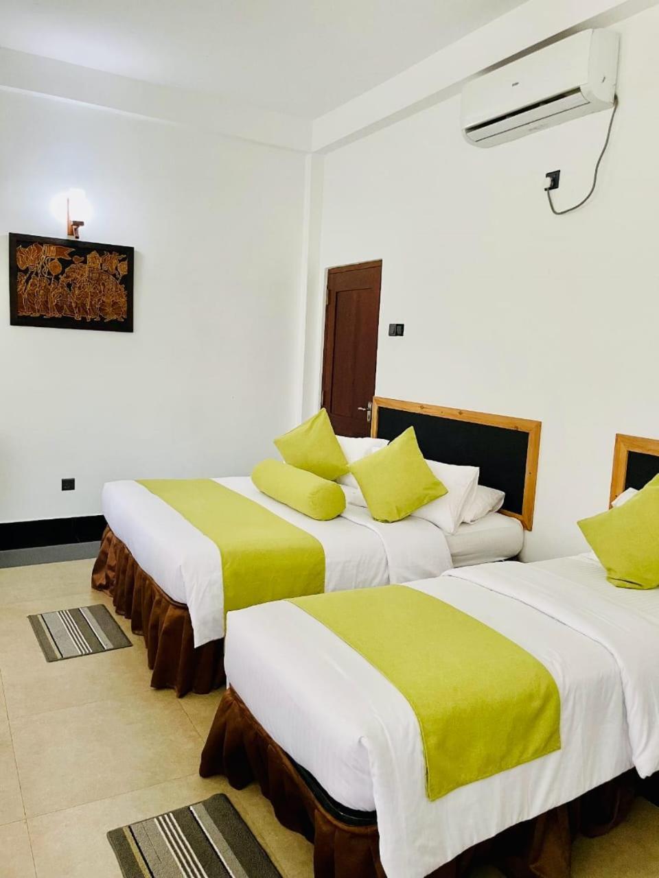 Thinaya Lake Resort Anuradhapura Esterno foto
