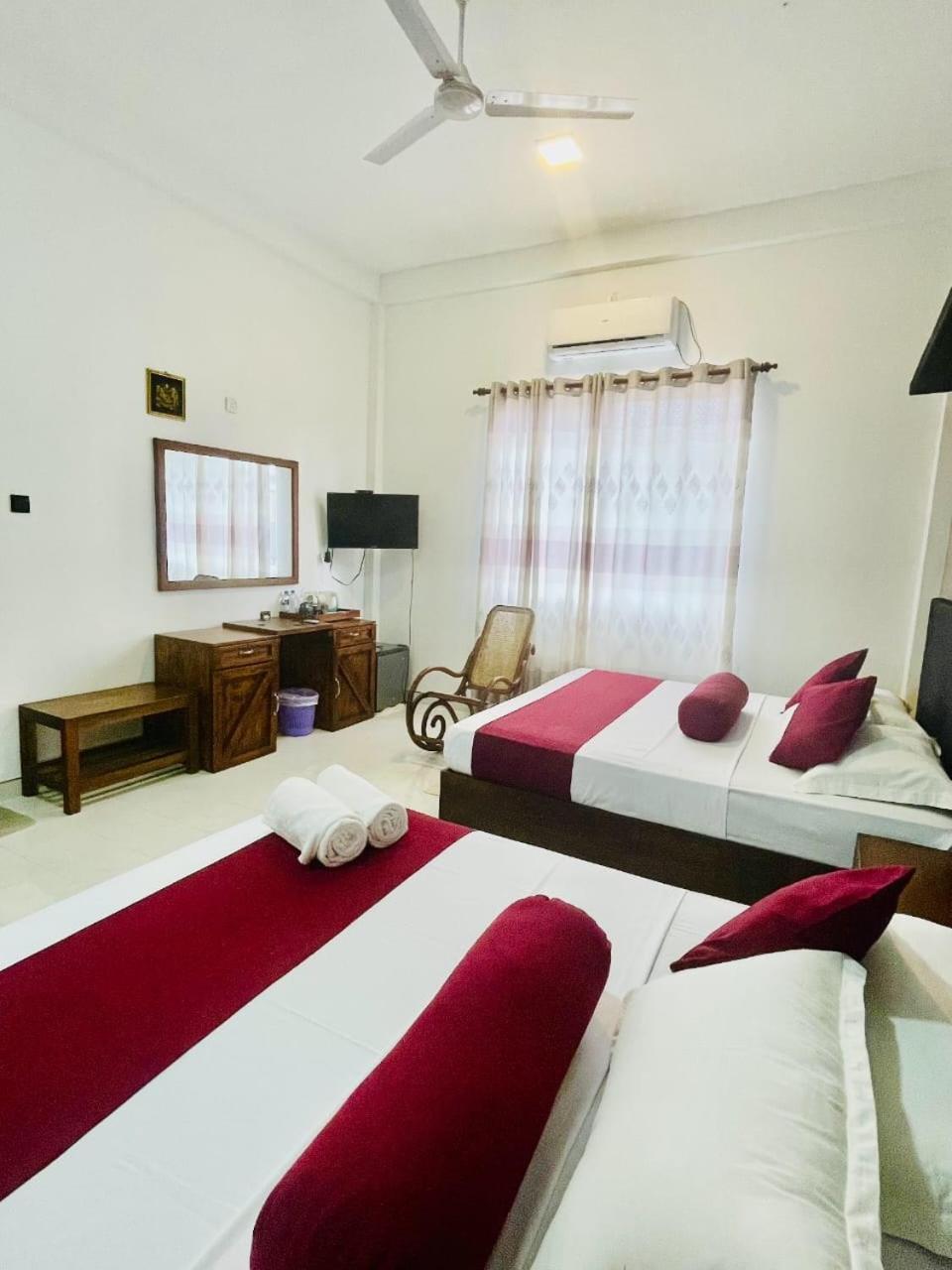 Thinaya Lake Resort Anuradhapura Esterno foto