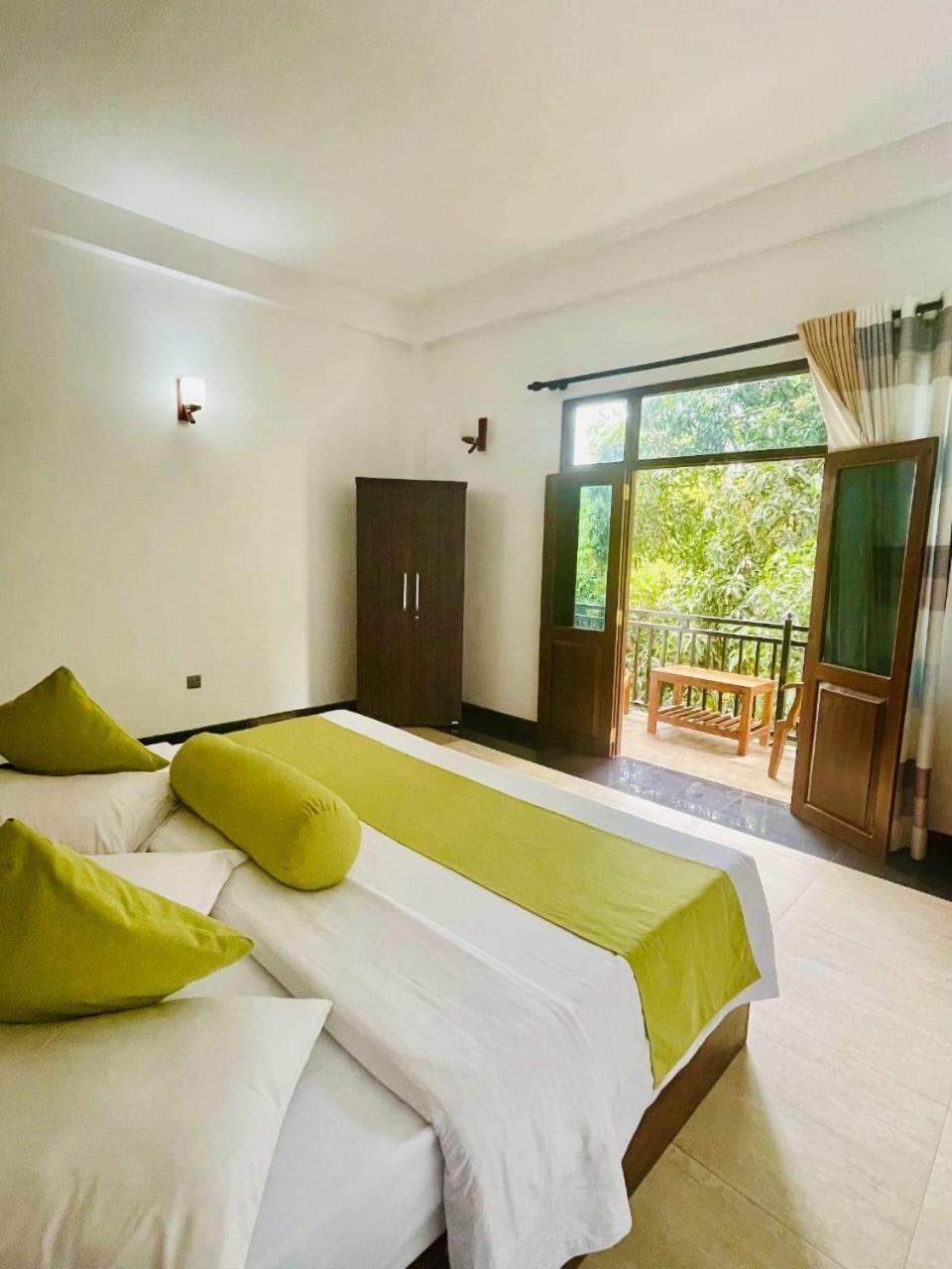 Thinaya Lake Resort Anuradhapura Esterno foto